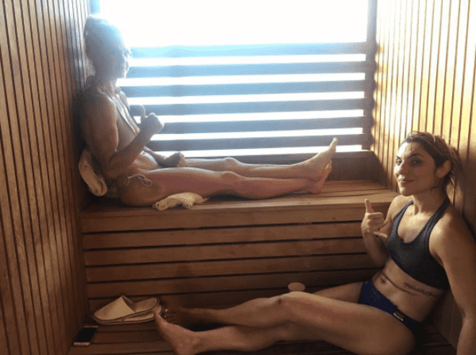 Rivais, Bethe Correia e Holly Holm dividem sauna antes de pesagem