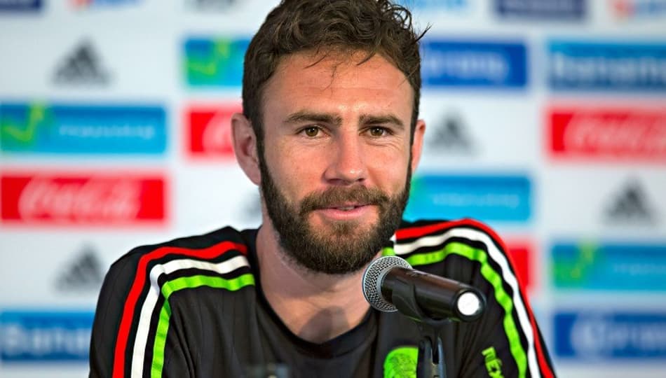 Miguel Layún é emprestado ao Sevilla por uma temporada