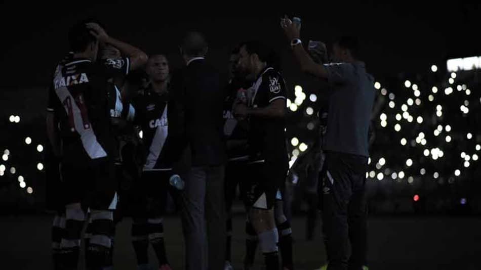 Primeiro tempo de Vasco x Avaí teve paralisação de 27 minutos por falta de energia. Confira a seguir galeria LANCE!