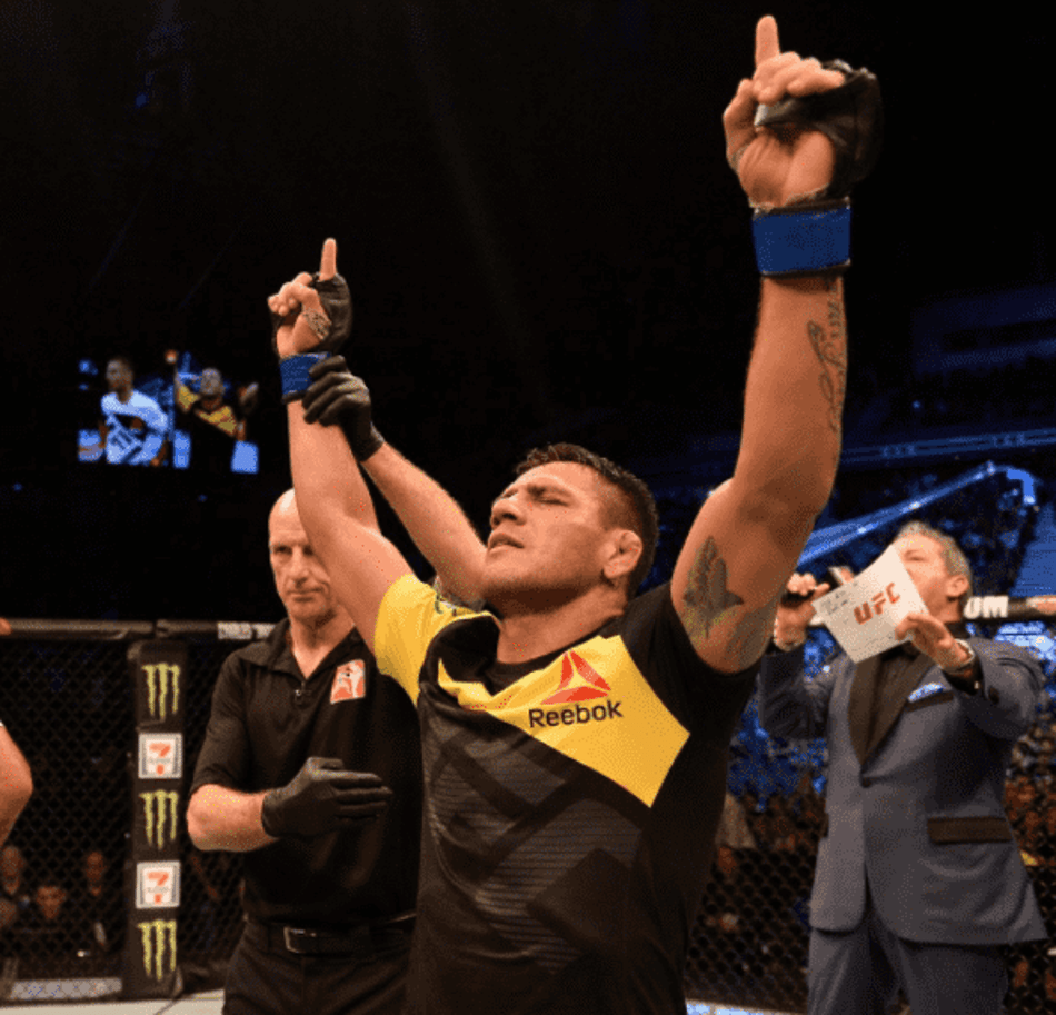 Após vitória na estreia, Dos Anjos entra em ranking dos meio-médios