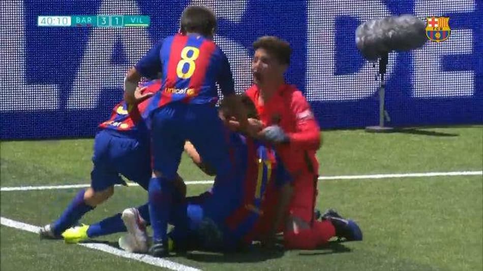 VÍDEO: Jogador da base do Barcelona faz gol incrível de antes do meio de campo