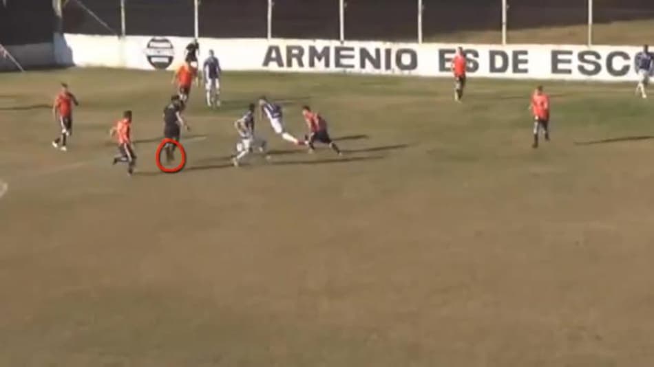 Time argentino conta com assistência de árbitro em gol na Segunda Divisão. Veja!