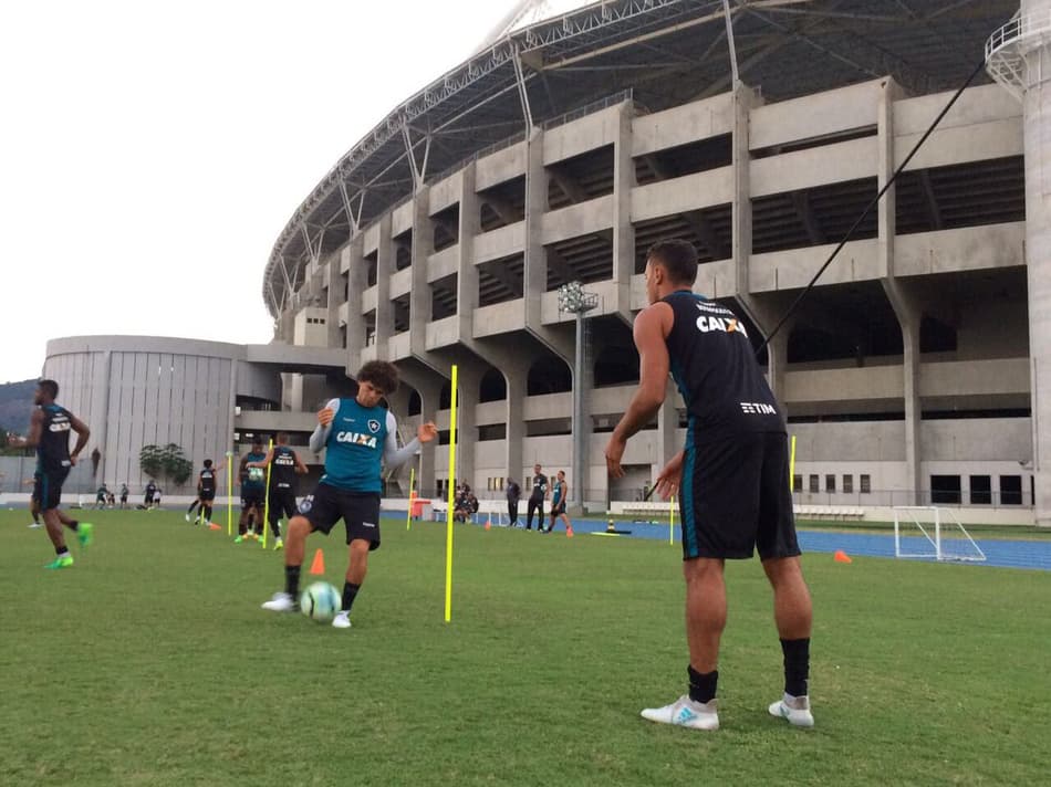 Camilo treina com bola e deve voltar a ser relacionado contra o Vasco