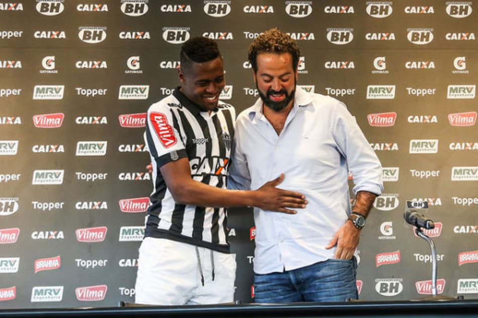 Com promessa de versatilidade e raça, Roger Bernardo chega ao Galo