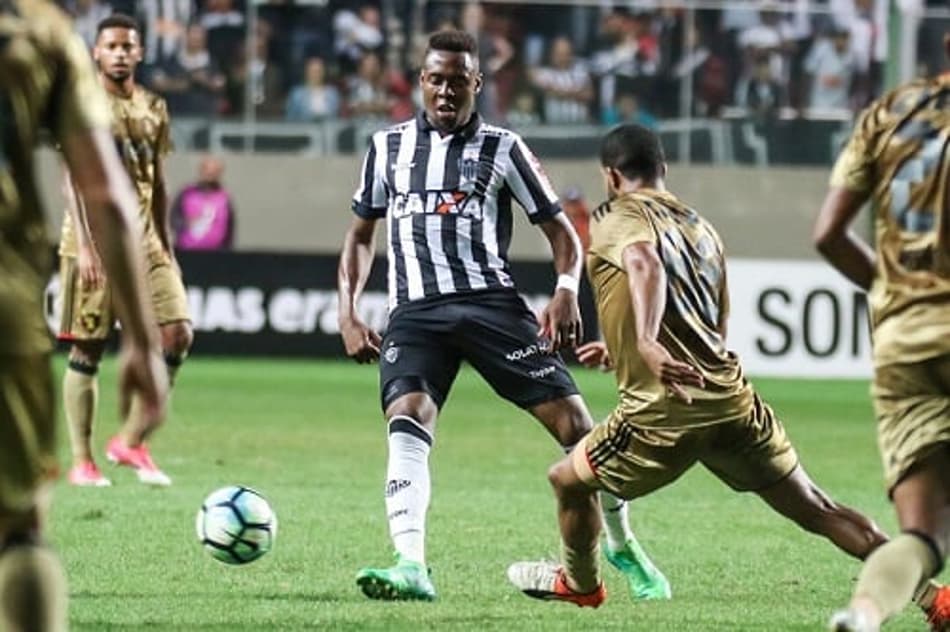 Roger Bernardo celebra estreia pelo Galo e já mira sequência