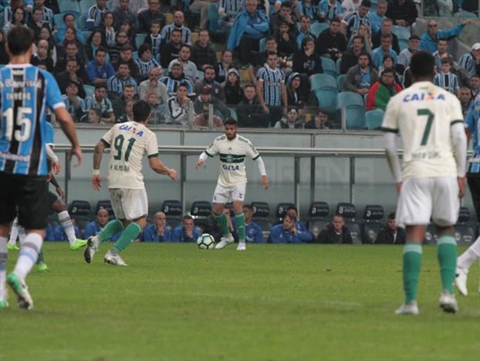 Léo pode ser uma das novidades do Coritiba contra o Cruzeiro