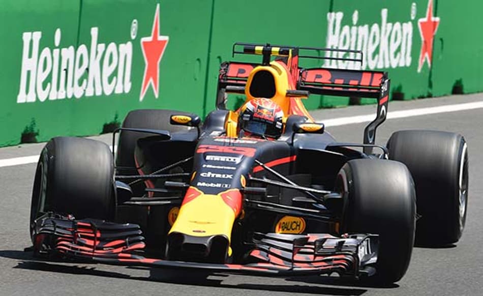 F1: Apesar de batida no final, Verstappen lidera novamente nas ruas de Baku