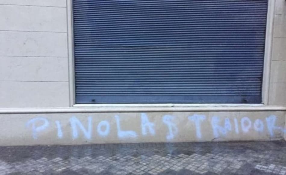 Pichações e pneus queimados marcam protesto de torcedores do Rosario