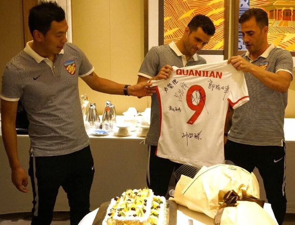 Junior Moraes recebe homenagem de Cannavaro em sua despedida do Tianjin Quanjian