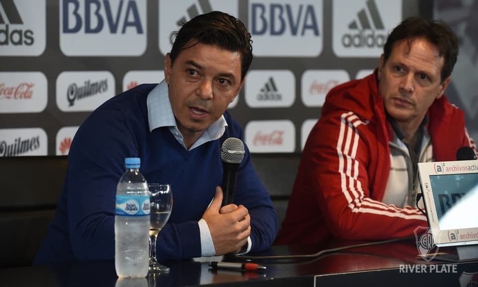 Gallardo contesta pergunta de repórter em entrevista coletiva