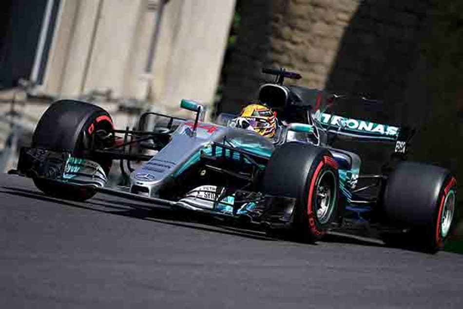 Hamilton "destrói" o cronômetro e crava a pole em Baku
