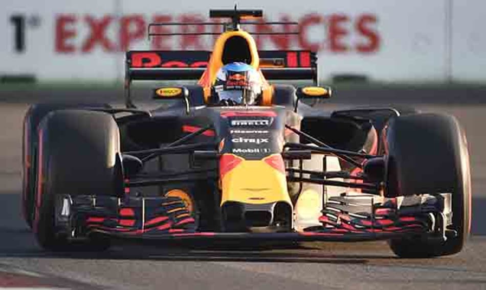 Daniel Ricciardo vence a corrida maluca de Baku
