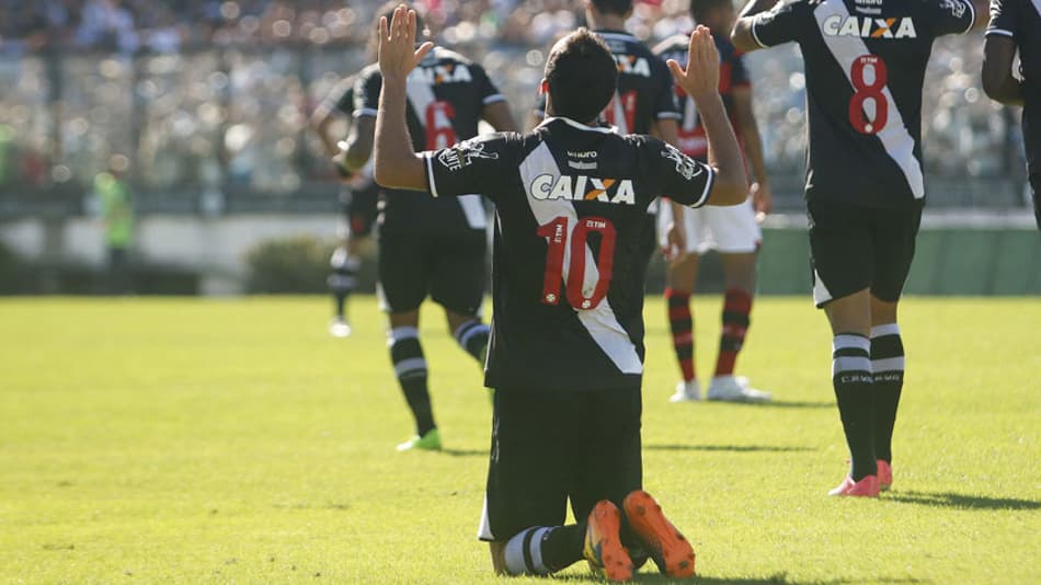 Nenê se isola como o 4º maior artilheiro do Vasco neste século