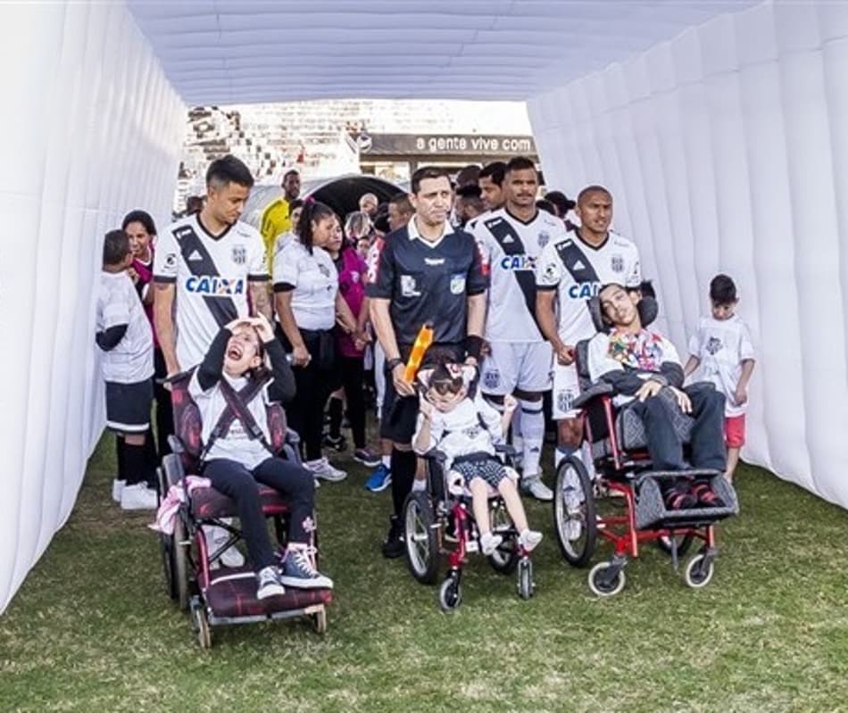 Ponte Preta promove ação social com instituições antes de jogo no Moisés