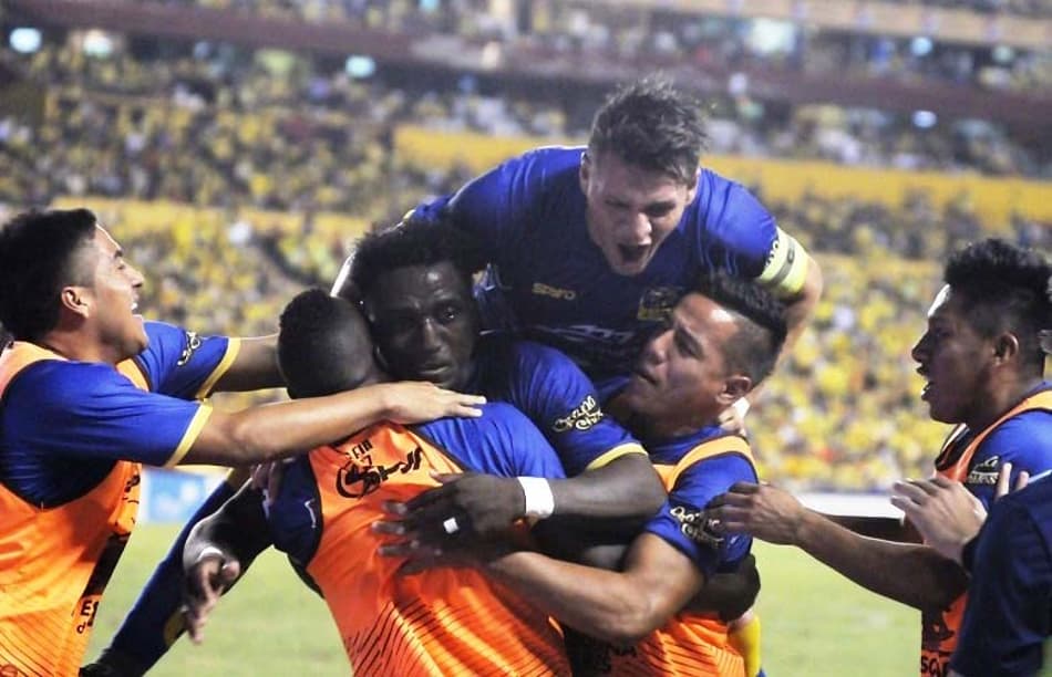 Delfín de olho no Clasico del Astillero por conquista histórica no Equador