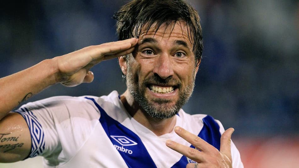 Lenda argentina acerta com time do futebol uruguaio