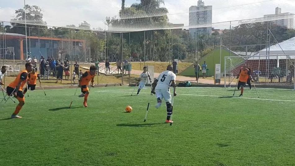 Corintiano encobre goleiro em final Paulista de futebol para amputados. Veja!