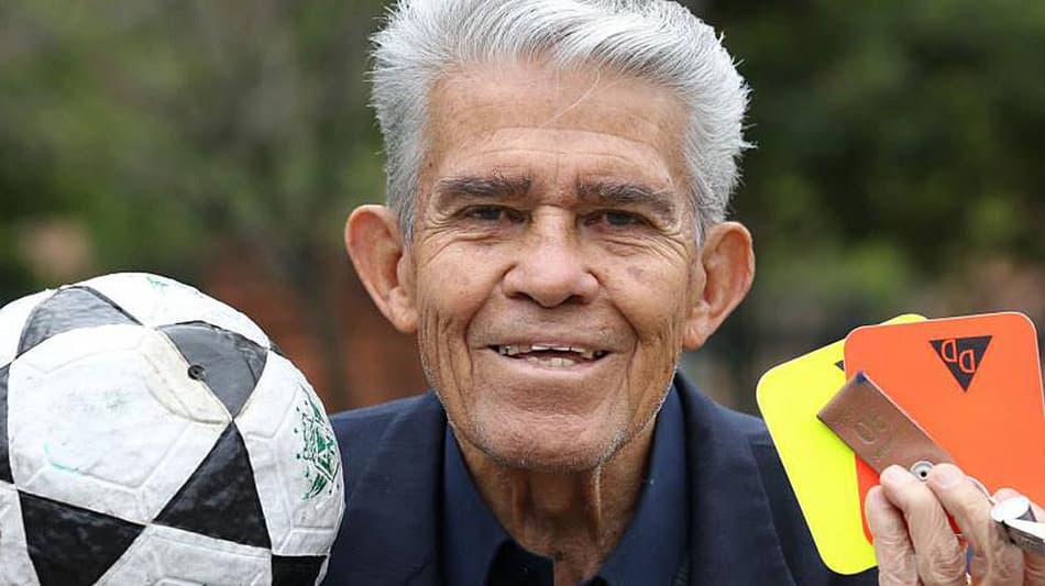 Morre árbitro que expulsou Pelé e teve que ser substituído para o jogo continuar