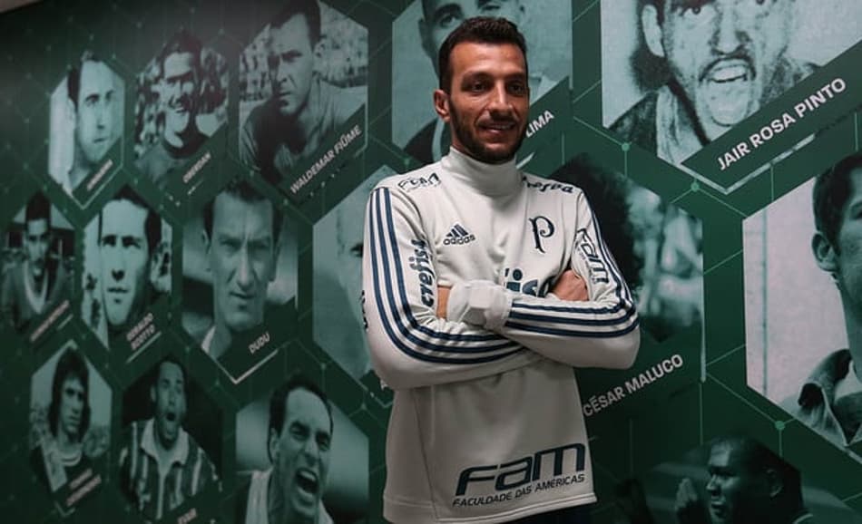 Edu Dracena posa para foto na Academia de Futebol
