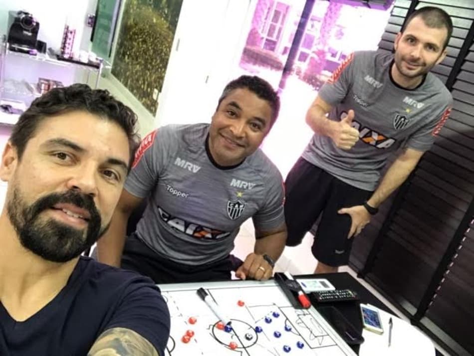 Bolívar, Roger Machado e o auxiliar-técnico Roberto Ribas, no CT do Atlético-MG.jpg