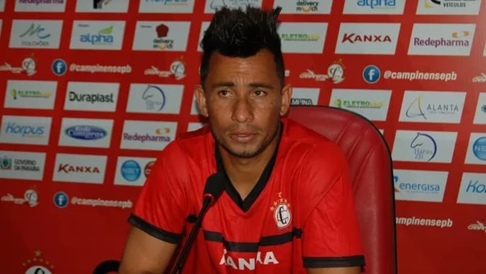 Santa Cruz anuncia lateral-direito Alex Travassos como reforço