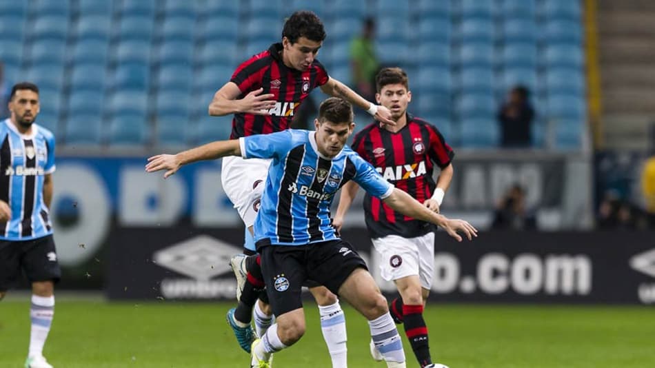 Jogadores do Grêmio pedem atenção na partida contra o Furacão