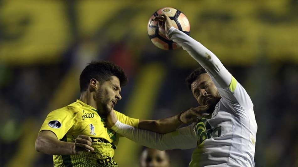 Chape toma gol no fim e debuta com derrota na Sul Americana