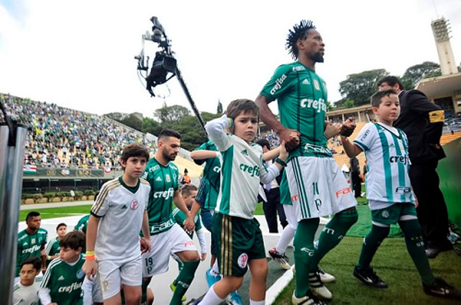Zé Roberto recupera espaço no meio, e Cuca planeja tirá-lo da lateral