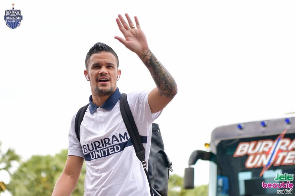 Meia Rafael Bastos marca golaço de falta em jogo na Tailândia