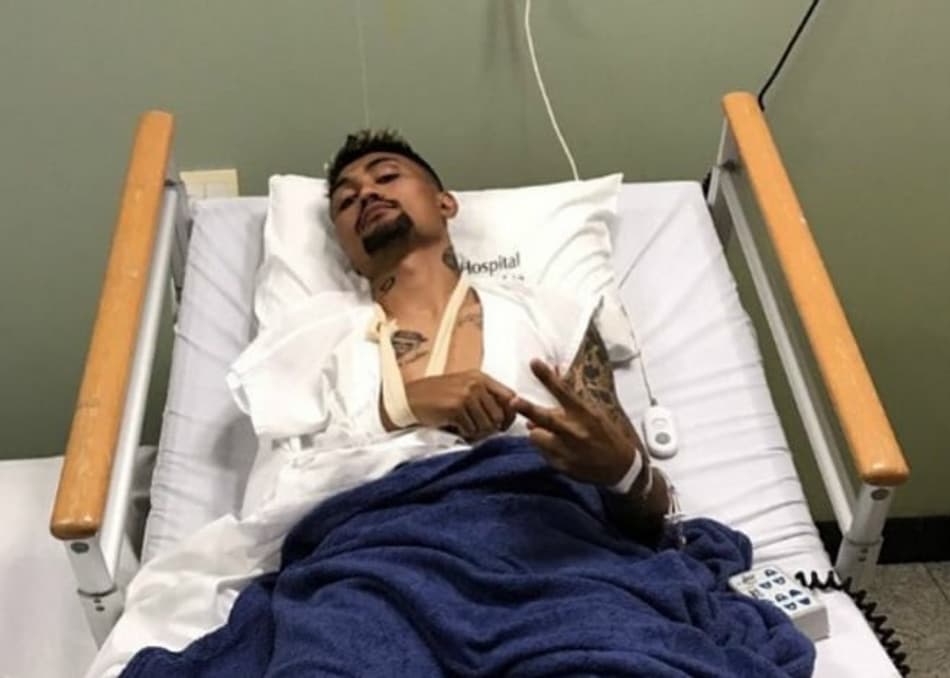 Kieza passa por cirurgia no ombro após se lesionar no clássico Ba-Vi