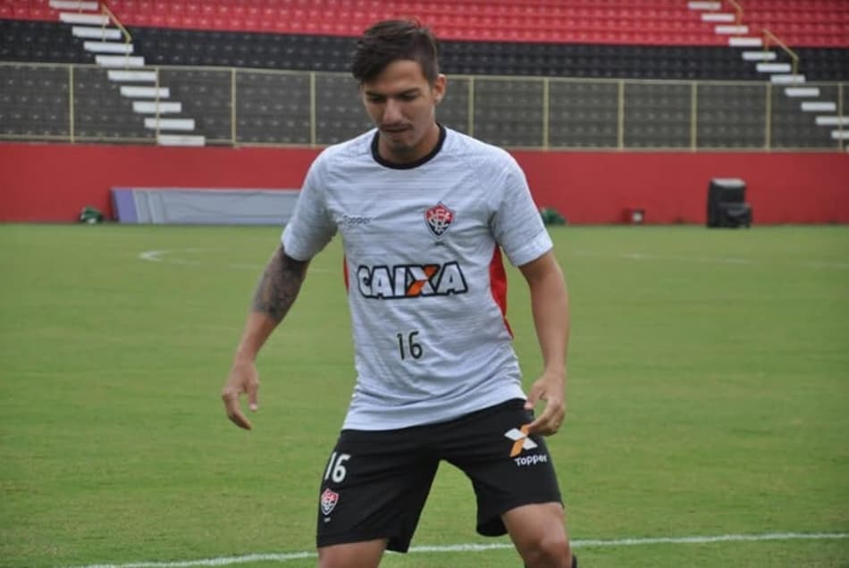 Lateral do Vitória espera resultado positivo contra o Atlético-GO