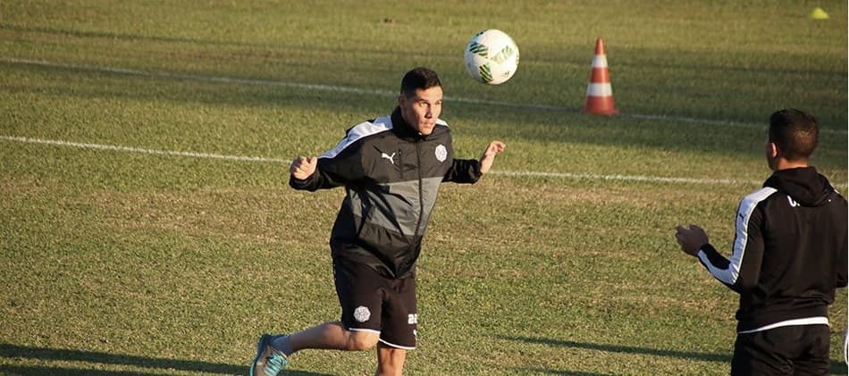 Afastado do Olimpia, volante paraguaio acerta com novo time