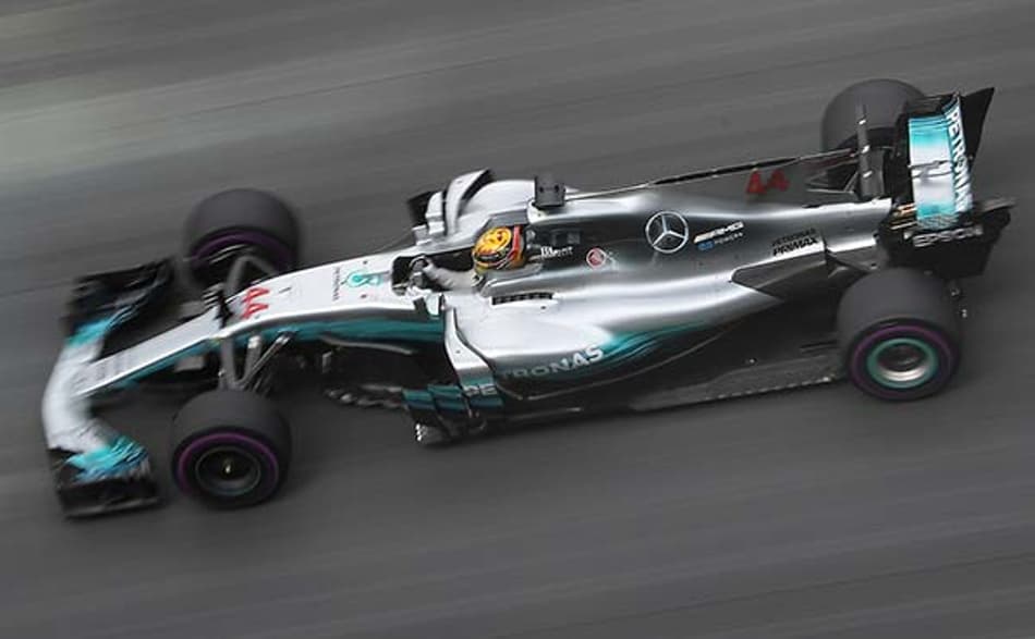 Em casa, Hamilton crava a 67ª pole da carreira