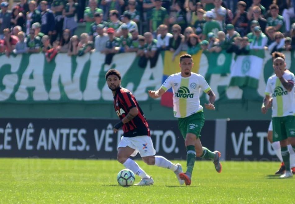 Chapecoense empata com Atlético-PR e amplia jejum de vitórias