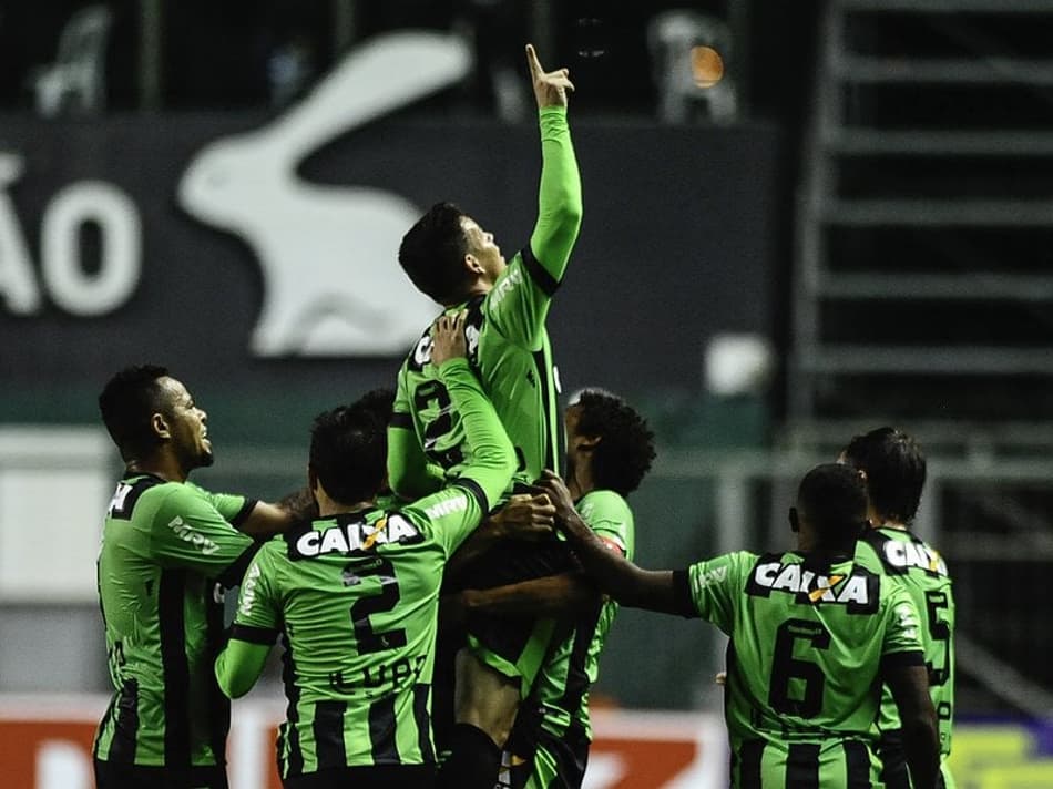 Ruy comemora atuação de gala no América-MG pela Série B