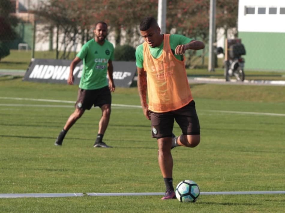 Carleto volta ao time e espera ajudar o Coritiba encerrar o jejum