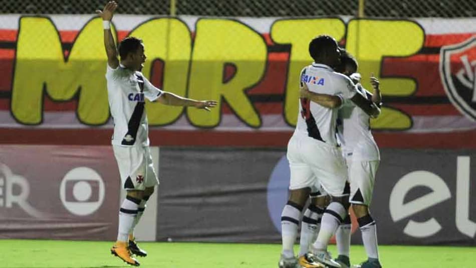 Os meninos resolvem! Com gols de crias da base, Vasco goleia o Vitória