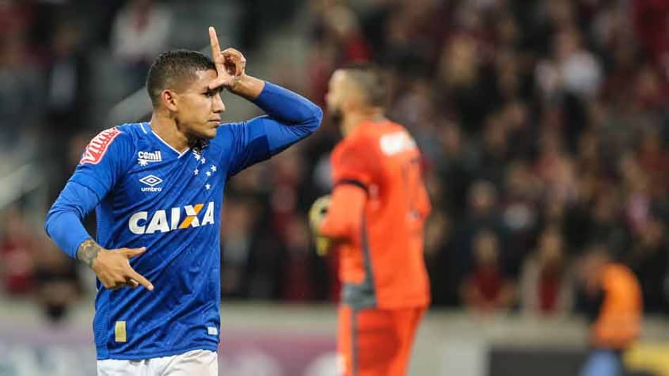Cruzeiro vence Atlético-PR e entra no G6 do Campeonato Brasileiro
