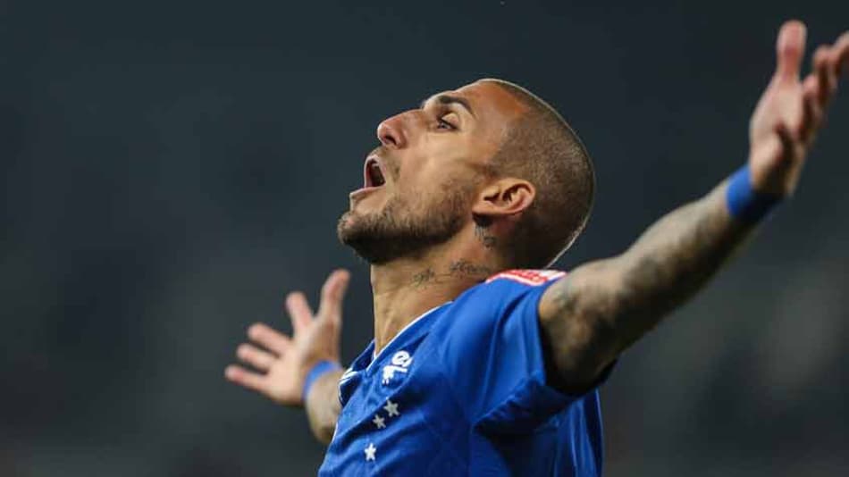 Rafael Marques comemora gol marcado contra o Atlético-PR