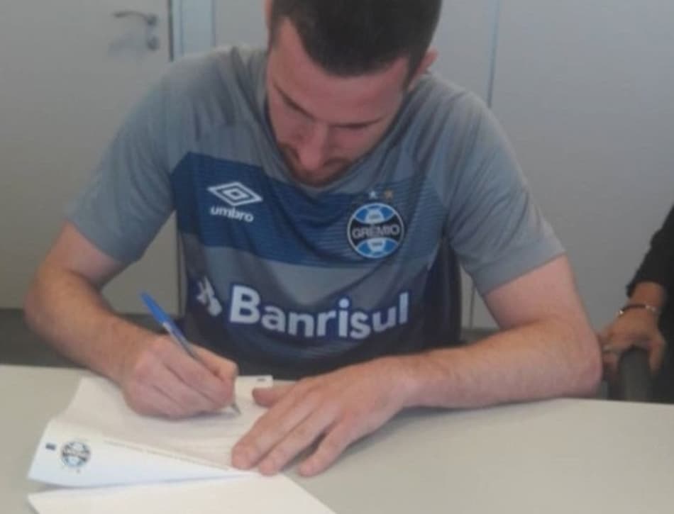 Goleiro Paulo Victor assina com o Grêmio até dezembro de 2019