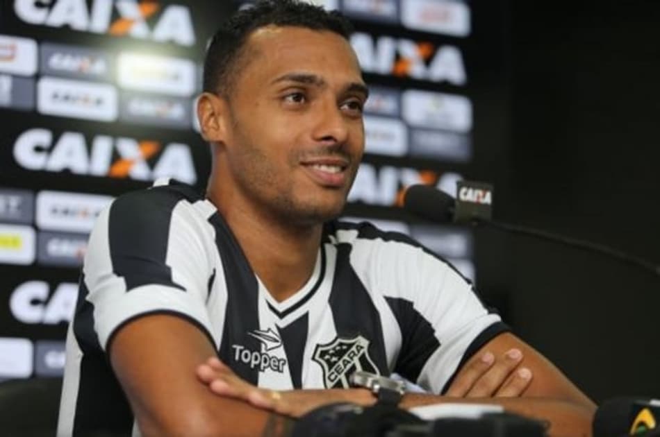 Por injúria racial, Elton registra boletim de ocorrência contra Cuesta