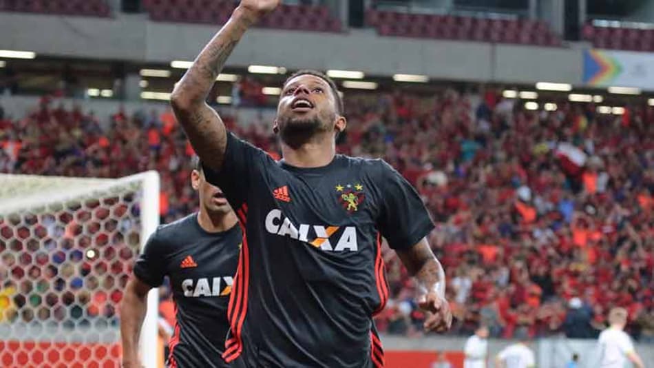 André comemora um dos seus gols na Arena Pernambuco 
