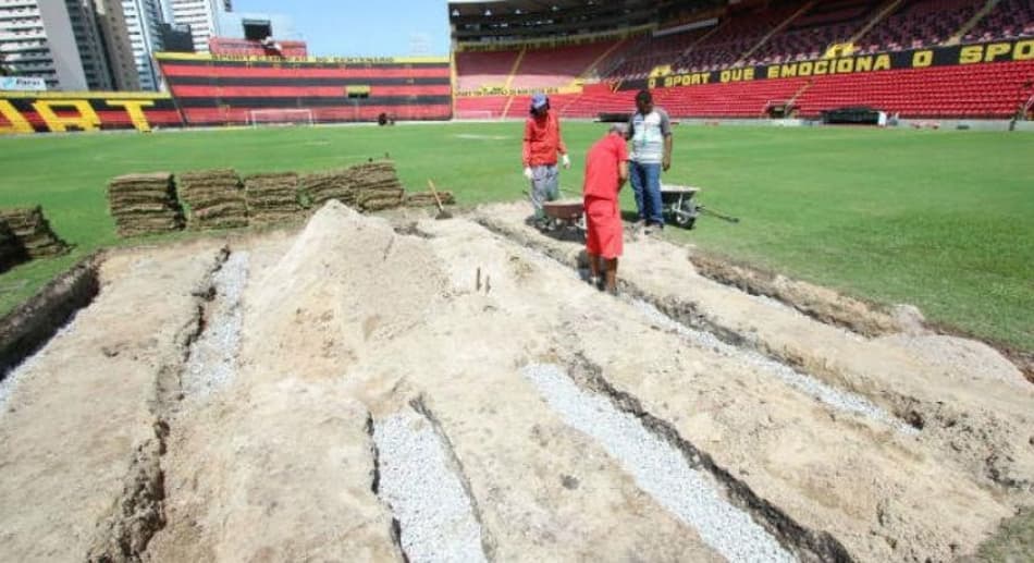 Solo danificado começa a ser removido na Ilha do Retiro