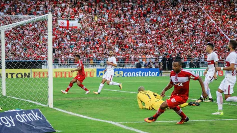 Internacional perde para o CRB e continua fora do G4 da Série B