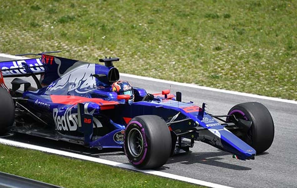 Kvyat e Sainz culpam um ao outro por acidente em Silverstone