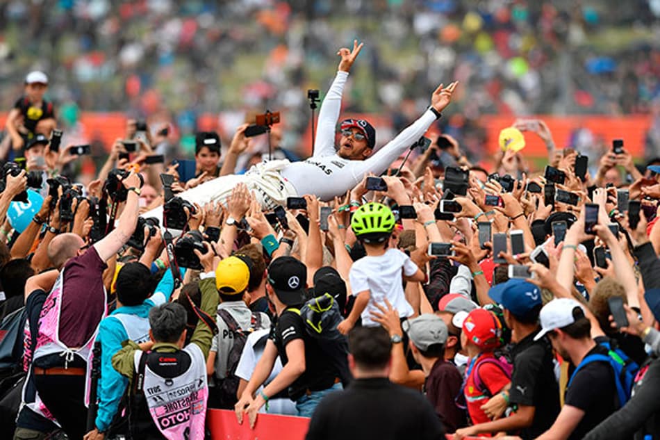 Lewis Hamilton comemora fim de semana “sem problemas”