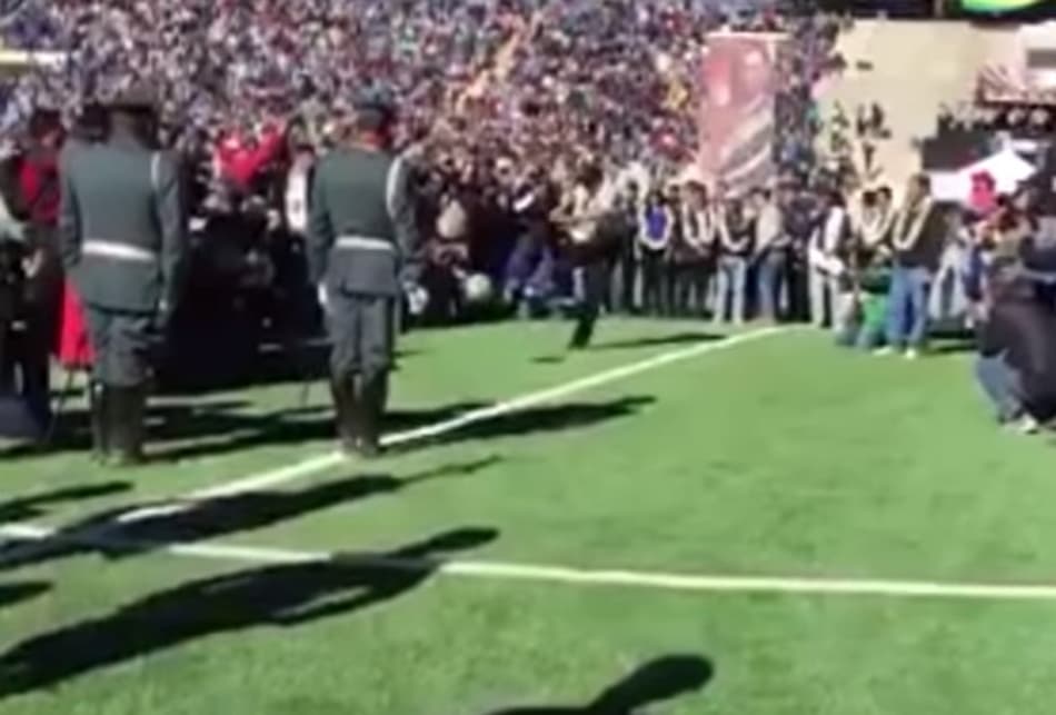 Evo Morales acerta bolada em soldado durante inauguração de estádio na Bolívia