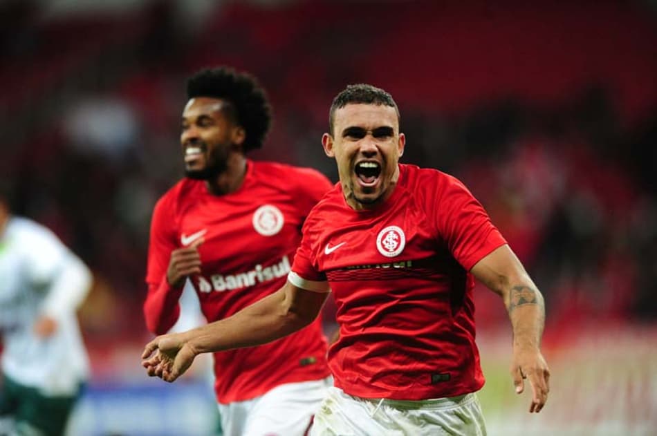 Inter vence o Luverdense no Beira-Rio com gol polêmico e encosta no G4