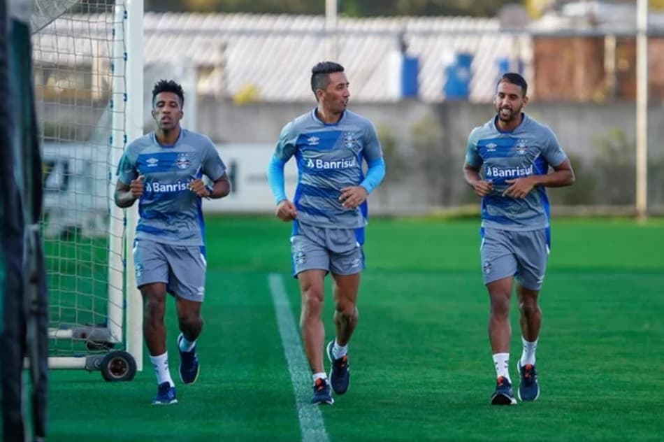 De olho em 2018, Grêmio pretende renovar com Léo Moura e Cortez