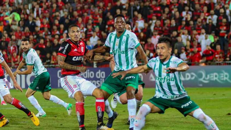 Guerrero se irrita com arbitragem e faltas não marcadas: ‘Não é futebol’